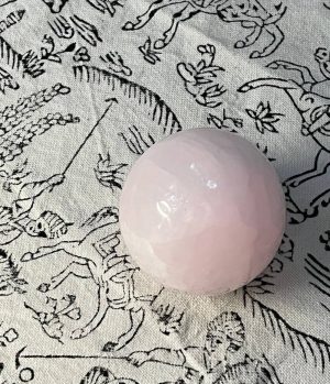 سنگ کروی رز کوارتز طبیعی (Rose Quartz Sphere)