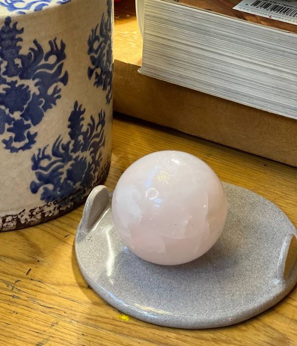 سنگ کروی رز کوارتز طبیعی (Rose Quartz Sphere) - Image 3